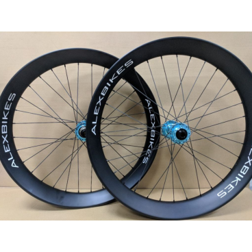 Фото Колеса велосипедные ALEXBIKES, 26", комплект, карбон 32спиц,90mm, чёрн.мат.+голубые втул. 26-90-light_blue